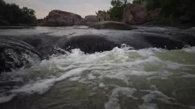 Granit rapids ve Güney Bug Nehri, Ukrayna üzerinde hızla akan su ile rapids