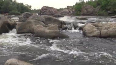 Granit rapids ve Güney Bug Nehri, Ukrayna üzerinde hızla akan su ile rapids