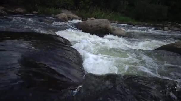 Rapide Granito Rapide Con Acqua Che Scorre Rapidamente Sul Fiume — Video Stock