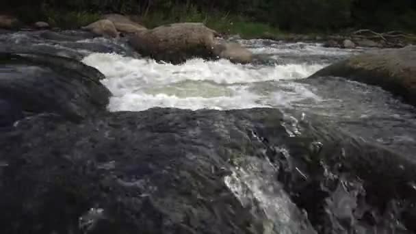 南バグ川 ウクライナの急速に流れる水と花崗岩の急流と急流 — ストック動画