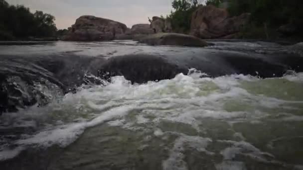 花岗岩急流和急流与快速流动的水在南布河 乌克兰 — 图库视频影像