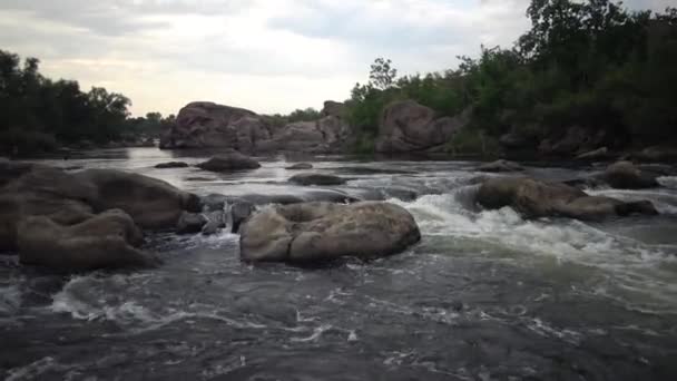 Гранитные Пороги Пороги Быстротекущей Водой Реке Южный Буг Украина — стоковое видео