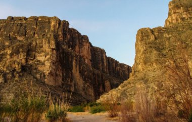 Rio Grande Nehri 'nden uçurumlar dik bir şekilde yükselir. Santa Elena Kanyonu 'nun Big Bend Ulusal Parkı manzarası. 