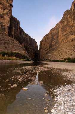 Rio Grande Nehri 'nden uçurumlar dik bir şekilde yükselir. Santa Elena Kanyonu 'nun Big Bend Ulusal Parkı manzarası. 