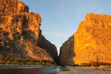 Rio Grande Nehri 'nden uçurumlar dik bir şekilde yükselir. Santa Elena Kanyonu 'nun Big Bend Ulusal Parkı manzarası. 