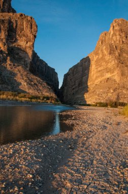Texas 'ta kurumuş çamur. Santa Elena Kanyonu ve Rio Grande. Big Bend Ulusal Parkı. 