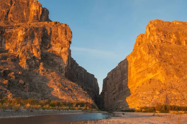 Rio Grande Nehri 'nden uçurumlar dik bir şekilde yükselir. Santa Elena Kanyonu 'nun Big Bend Ulusal Parkı manzarası. 