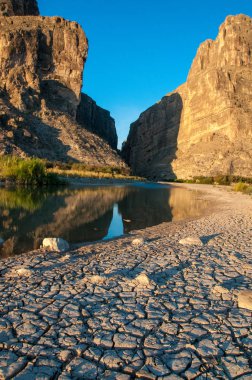 Texas 'ta kurumuş çamur. Santa Elena Kanyonu ve Rio Grande. Big Bend Ulusal Parkı. 