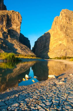Texas 'ta kurumuş çamur. Santa Elena Kanyonu ve Rio Grande. Big Bend Ulusal Parkı. 