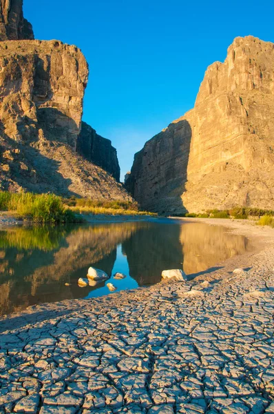 Texas 'ta kurumuş çamur. Santa Elena Kanyonu ve Rio Grande. Big Bend Ulusal Parkı. 