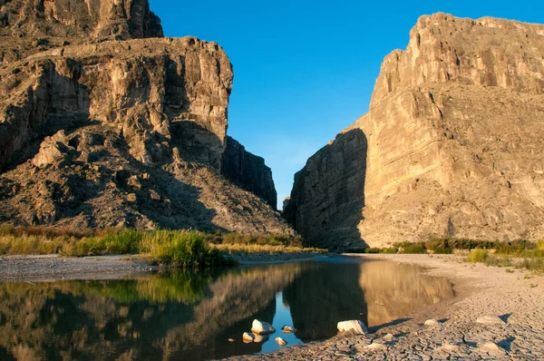 Texas 'ta kurumuş çamur. Rio Grande Nehri 'nden uçurumlar dik bir şekilde yükselir. Santa Elena Kanyonu 'nun Big Bend Ulusal Parkı manzarası. 
