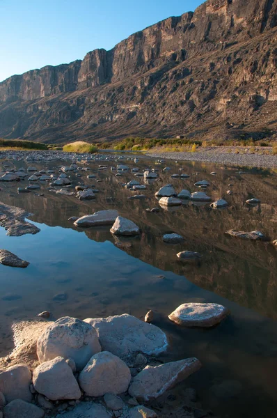 Stones Covered White Salt Shallow River Reflected Water Rio Grande — Stock Photo, Image