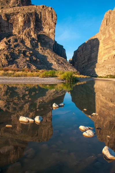 Santa Elena Kanyonu ve Rio Grande. Santa Elena Kanyonu 'nun Big Bend Ulusal Parkı manzarası. 