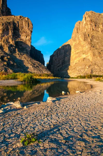 Santa Elena Kanyonu ve Rio Grande. Santa Elena Kanyonu 'nun Big Bend Ulusal Parkı manzarası. 