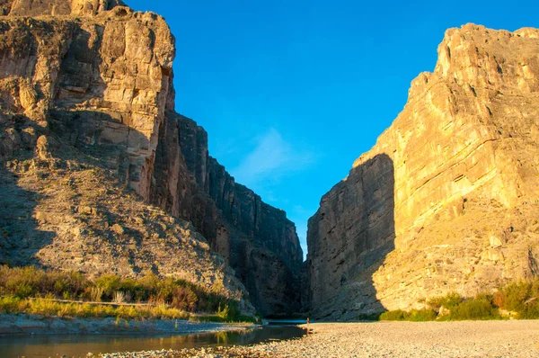 Santa Elena Kanyonu ve Rio Grande. Santa Elena Kanyonu 'nun Big Bend Ulusal Parkı manzarası. 