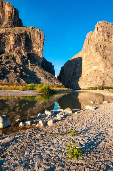 Texas 'ta kurumuş çamur. Rio Grande Nehri 'nden uçurumlar dik bir şekilde yükselir. Santa Elena Kanyonu 'nun Big Bend Ulusal Parkı manzarası. 
