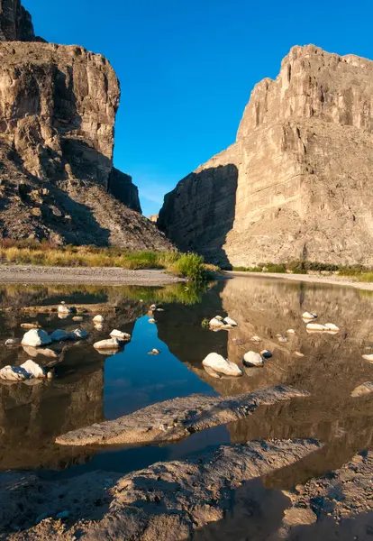 Sığ bir nehirde beyaz tuzla kaplı taşlar suya yansıyor. Santa Elena Kanyonu ve Rio Grande. Santa Elena Kanyonu 'nun Big Bend Ulusal Parkı manzarası. 