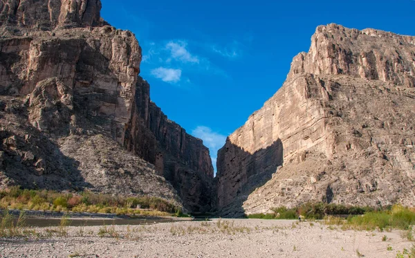 Santa Elena Kanyonu ve Rio Grande. Santa Elena Kanyonu 'nun Big Bend Ulusal Parkı manzarası. 
