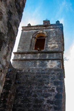 Texas, Usa - 25 Kasım 2011: Misyon Concepcion - San Antonio Misyonları Ulusal Tarih Parkı mavi bulutlu gökyüzü. Amerika 'nın en eski ve restore edilmemiş taş kilisesidir ve San Antonio' nun en önemli yerlerinden biridir.