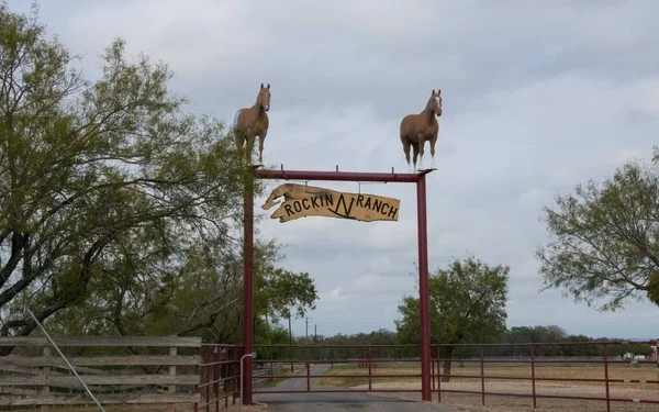 Texas États Unis Novembre 2011 Chevaux Dessus Barrière Entrée Ranch — Photo