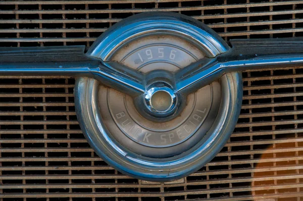 Assine na grelha da frente de um carro Buick Special (1956 ) — Fotografia de Stock