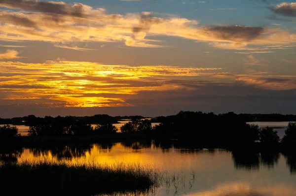 Чудовий захід сонця над болотом у Луїзіані. — стокове фото