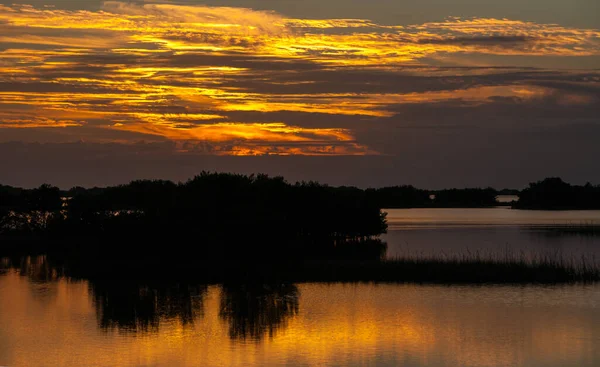 Belo pôr do sol sobre o pântano em Louisiana, o reflexo — Fotografia de Stock
