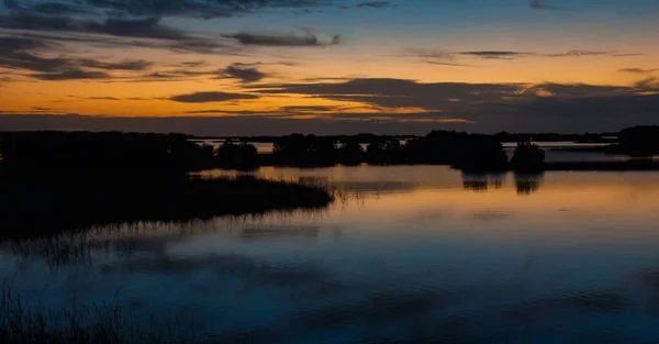 Belo pôr do sol sobre o pântano em Louisiana — Fotografia de Stock