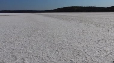 Üst Kuyalnitsky nehrinin dibinde kristalize tuz var. Kuyalnik Estuary, Ukrayna