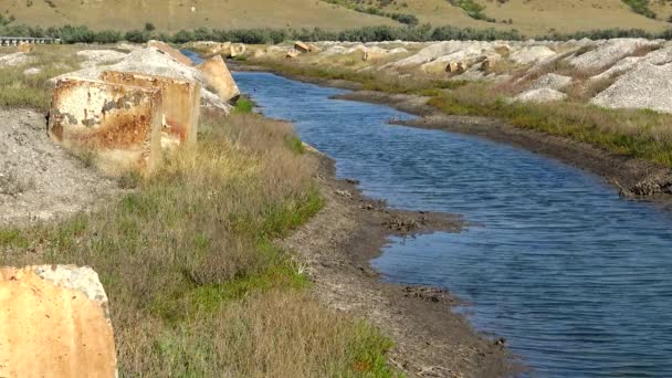 Canal Artificial Que Bloquea Camino Del Pequeño Río Big Kuyalnik — Vídeos de Stock