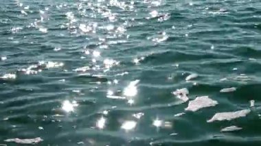 Suyun üzerinde güneş parlıyor. Denizde güneşin sudaki yansıması gibi. Güneşli tavşanlar ve yıldızlar. Karadeniz