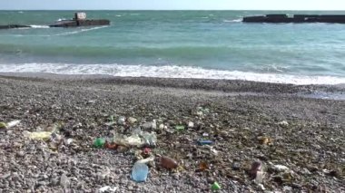 Ekolojik bir sorun. Denizde ve kıyıda plastik çöpler, okyanus kirliliği. Karadeniz
