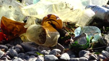 Ukrayna, Odessa - 12 Ekim 2019: Ekolojik sorun. Denizde ve kıyıda plastik çöpler, okyanus kirliliği. Karadeniz