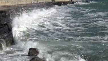 Denizde fırtına. Beton sahil korumasında büyük dalgalar kırılıyor. Odessa Körfezi, Karadeniz, Ukrayna
