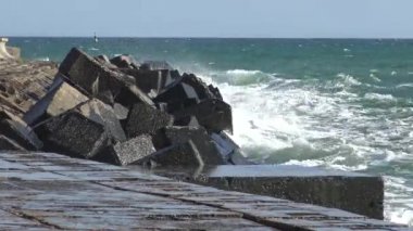 Denizde fırtına. Beton sahil korumasında büyük dalgalar kırılıyor. Odessa Körfezi, Karadeniz, Ukrayna