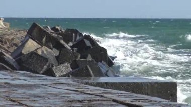 Denizde fırtına. Beton sahil korumasında büyük dalgalar kırılıyor. Odessa Körfezi, Karadeniz, Ukrayna