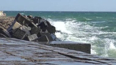 Denizde fırtına. Beton sahil korumasında büyük dalgalar kırılıyor. Odessa Körfezi, Karadeniz, Ukrayna