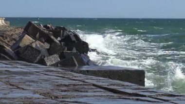 Denizde fırtına. Beton sahil korumasında büyük dalgalar kırılıyor. Odessa Körfezi, Karadeniz, Ukrayna