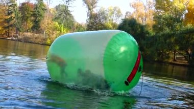 UKRAINE, Uman - 19 Ekim 2019: Çocuklar suda yüzen bir balonda oynuyorlar. Sofievsky Parkı, Uman, Ukrayna