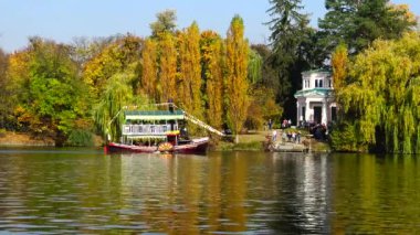 UKRAINE, Uman - 19 Ekim 2019: Sonbahar, turistleri gölde dolaştıran bir eğlence gemisi. Sofievsky Parkı, Uman, Ukrayna