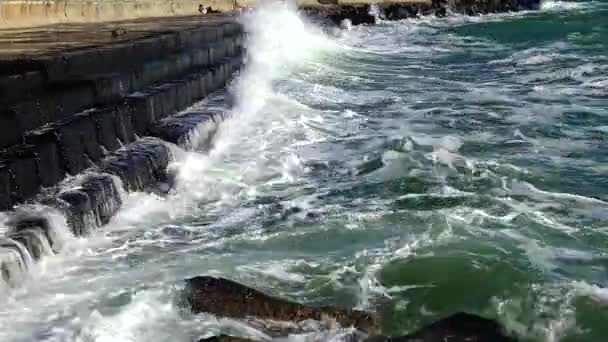 Tormenta Mar Grandes Olas Están Rompiendo Protección Costa Hormigón Bahía — Vídeos de Stock