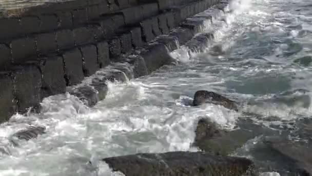 Tormenta Mar Grandes Olas Están Rompiendo Protección Costa Hormigón Bahía — Vídeos de Stock