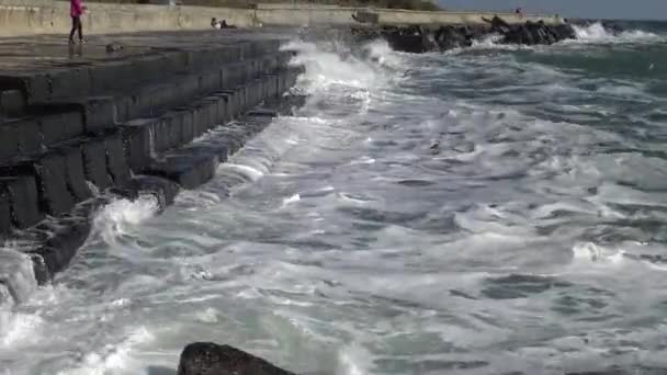 Tormenta Mar Grandes Olas Están Rompiendo Protección Costa Hormigón Bahía — Vídeos de Stock
