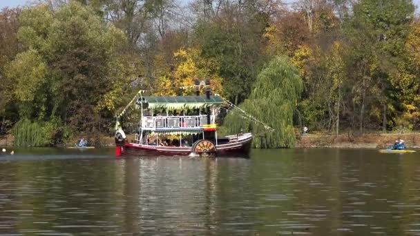 Ukraine Uman Oktober 2019 Herfst Een Plezierboot Rolt Toeristen Rond — Stockvideo