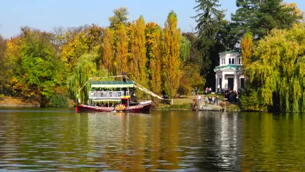 2019年10月19日 一艘游船在湖面上游玩 Sofievsky Park Uman Ukraine — 图库视频影像