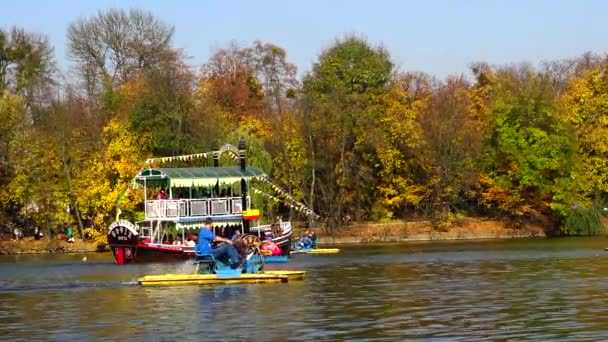 Ukraine Uman Oktober 2019 Herfst Een Plezierboot Rolt Toeristen Rond — Stockvideo