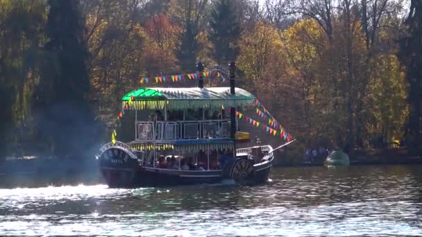 ウクライナ ドイツ 2019年10月19日 喜びのボートは湖の周りの観光客を転がします ソフィエフスキー公園 ウクライナ — ストック動画
