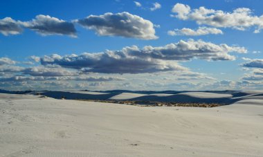 New Mexico, ABD 'deki White Sands Ulusal Anıtı' ndaki alçıtaşı kum tepelerinin çöl manzarası.