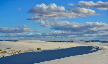 New Mexico, ABD 'deki White Sands Ulusal Anıtı' ndaki alçıtaşı kum tepelerinin çöl manzarası.