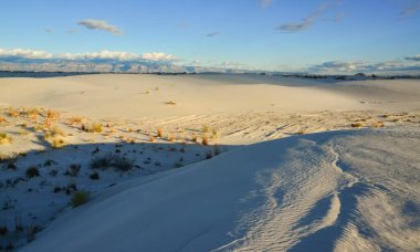 New Mexico, ABD 'deki White Sands Ulusal Anıtı' ndaki alçıtaşı kum tepelerinin çöl manzarası.